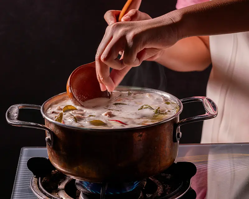 How chefs use finishing salt during cooking, adjusting salt by hand over warm food for flavour and balance.