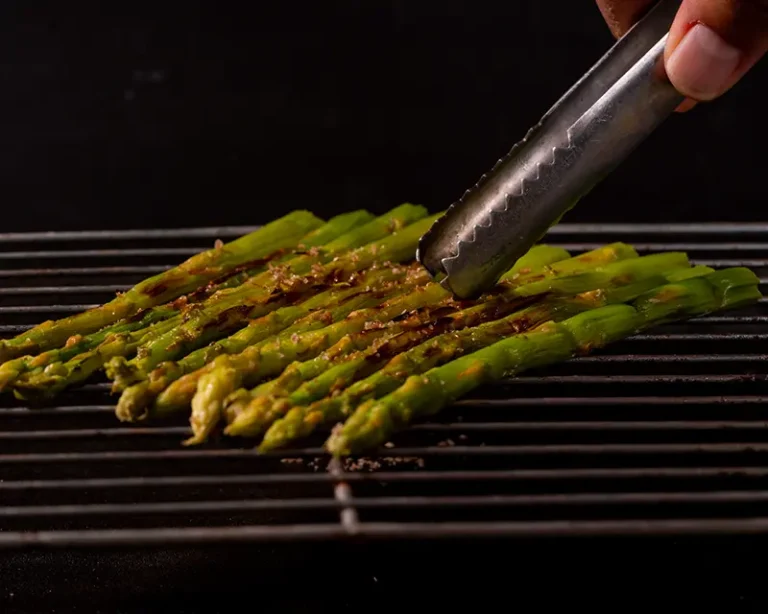 How to salt asparagus on a grill