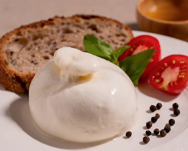 How to salt burrata with tomato, basil, bread and black pepper