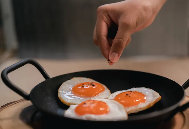 How to salt eggs with finishing salt on fried eggs