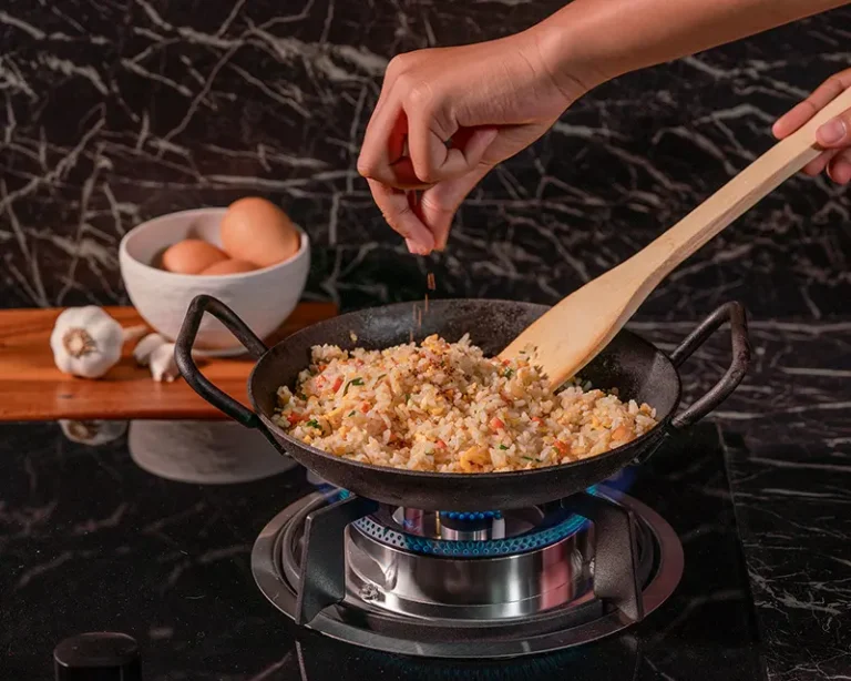 How to salt rice by adding salt to fried rice in a hot wok