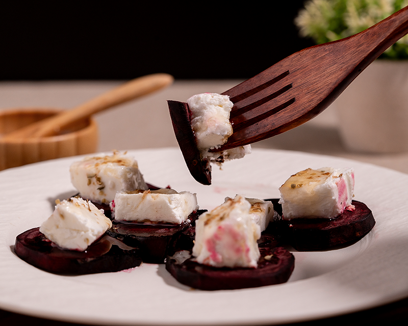How to salt goat cheese with beetroot