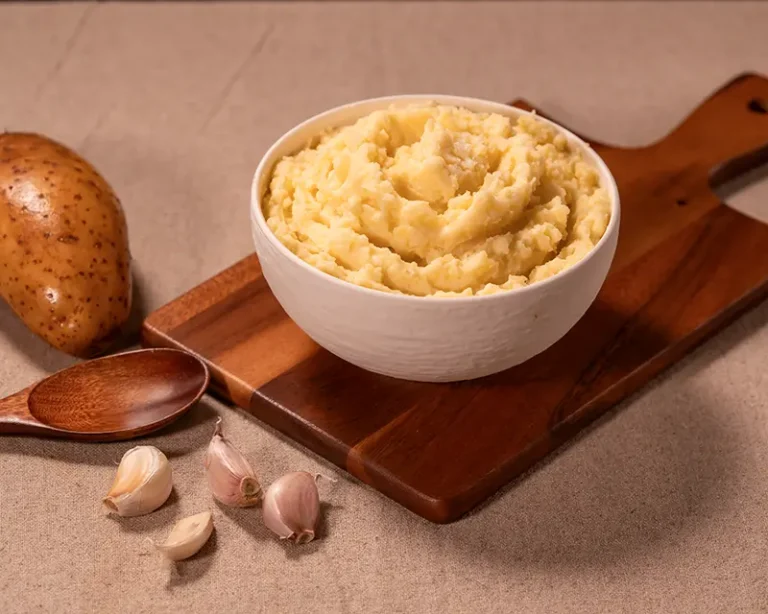How to salt mashed potatoes with garlic, potatoes and creamy mash in a bowl
