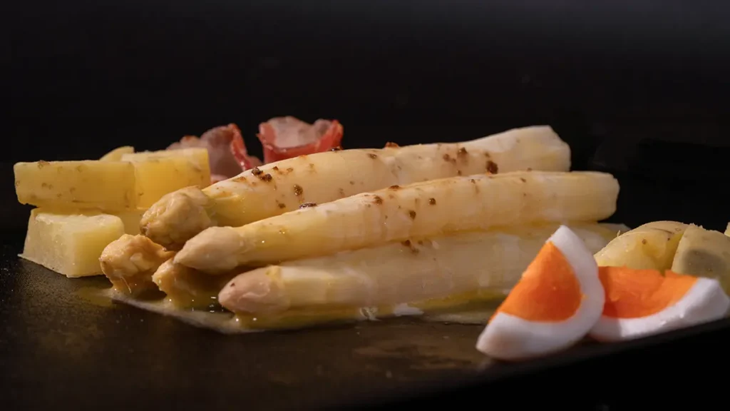 White asparagus with egg and potatoes for a guide on how to salt vegetables.