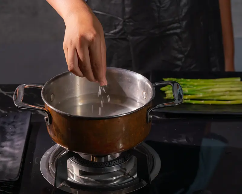 How to season asparagus: adding salt to the cooking water before boiling green asparagus