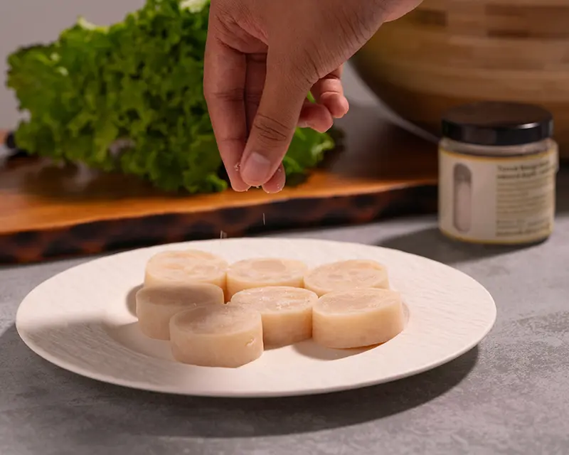 How to season scallops by seasoning them lightly just before searing.