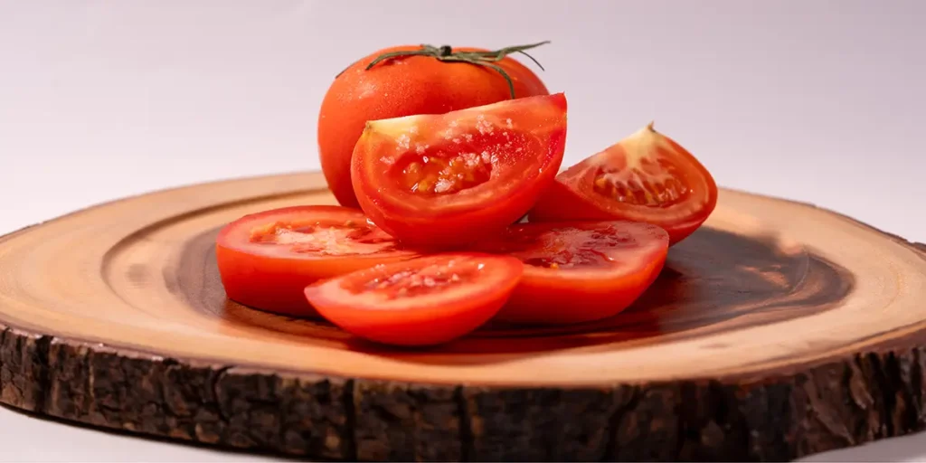 Sliced tomatoes with finishing salt, showing how to use finishing salt on vegetables