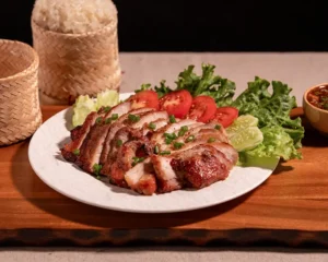 Khor moo yang pork in a guide about when to salt meat, showing browned pork, fat, resting juices and final seasoning.