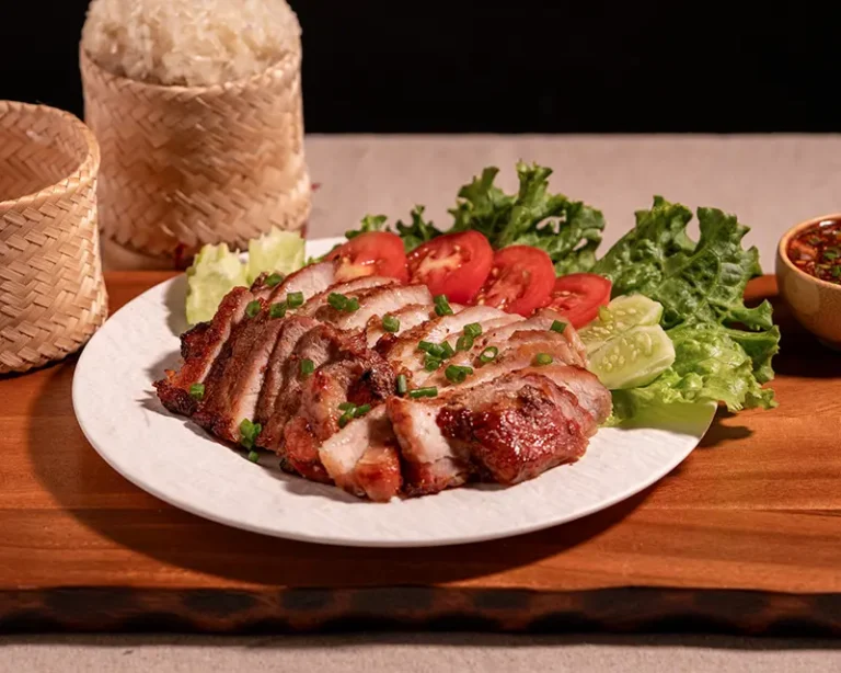 Khor moo yang pork in a guide about when to salt meat, showing browned pork, fat, resting juices and final seasoning.