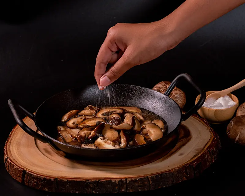 When to salt mushrooms in a pan